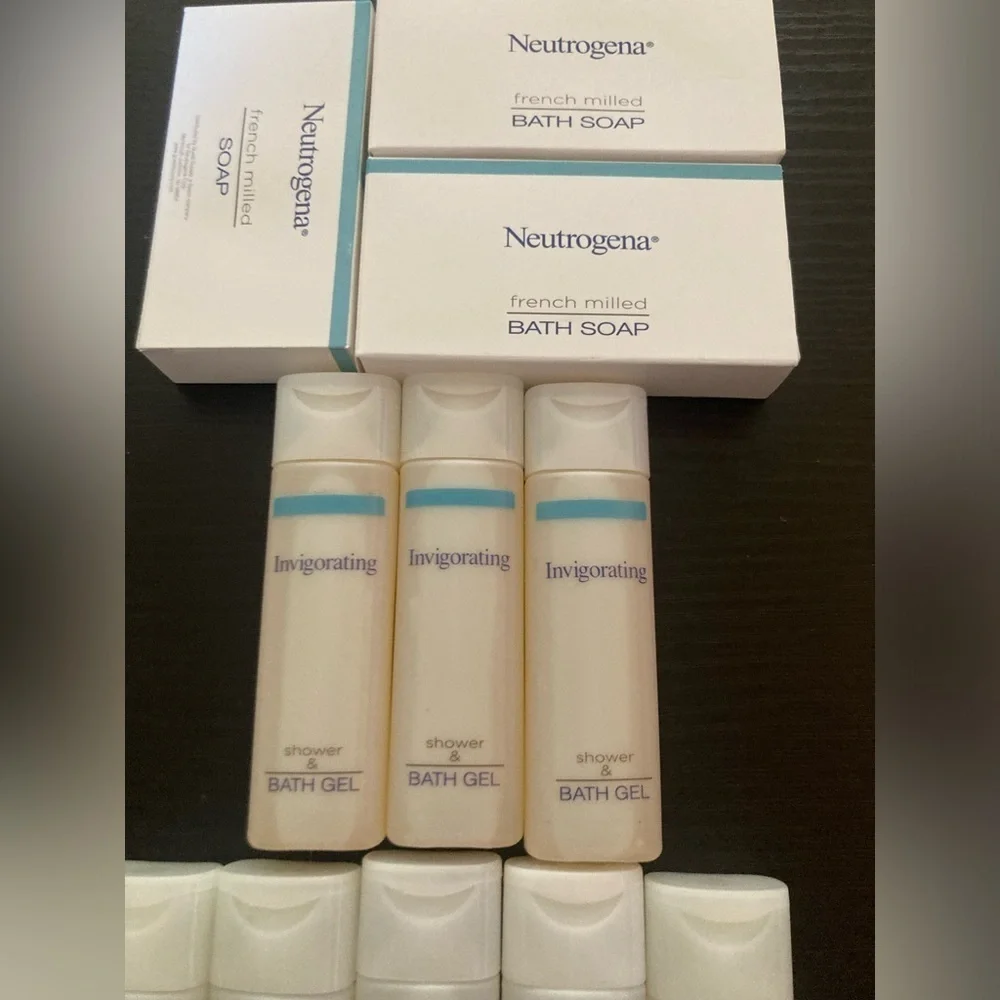 4/$25 Neutrogena travel set. Brand new. Includes 3 bar soap , 5 shampoos & more